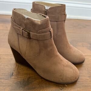 Market & Spruce Serah Suede Round Toe Wedge Ankle Boot Taupe Womens Sz 6.5W NEW